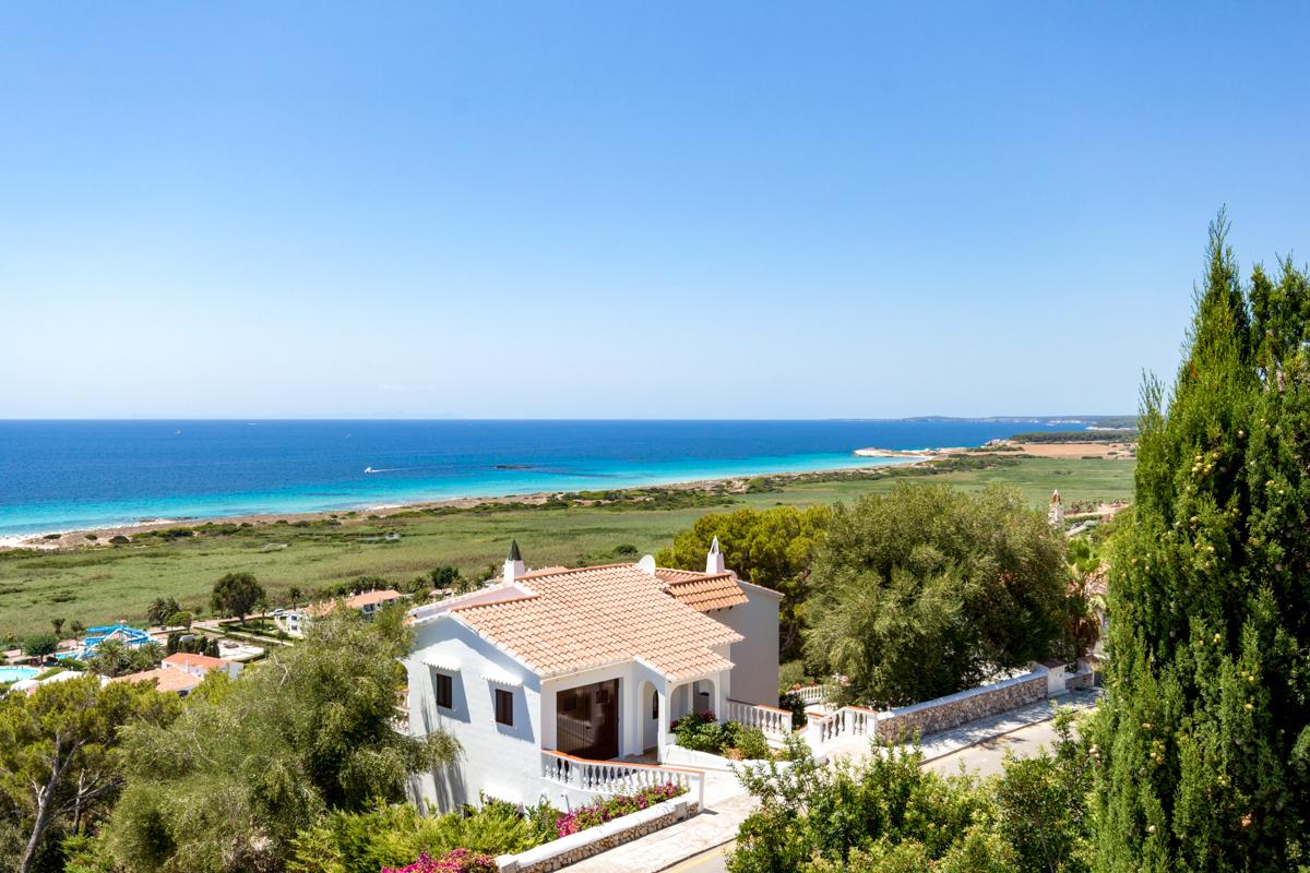 Frontline villa for rent in Menorca near to the beach Son Bou