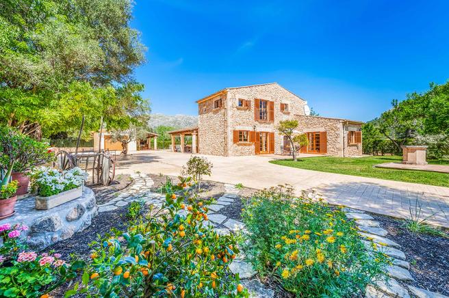 Can Barraquer is a villa with traditional character in Pollensa, Mallorca