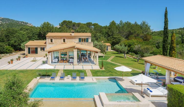 Luxury estate on the Pollensa golf course with XXL pool & Jacuzzi
